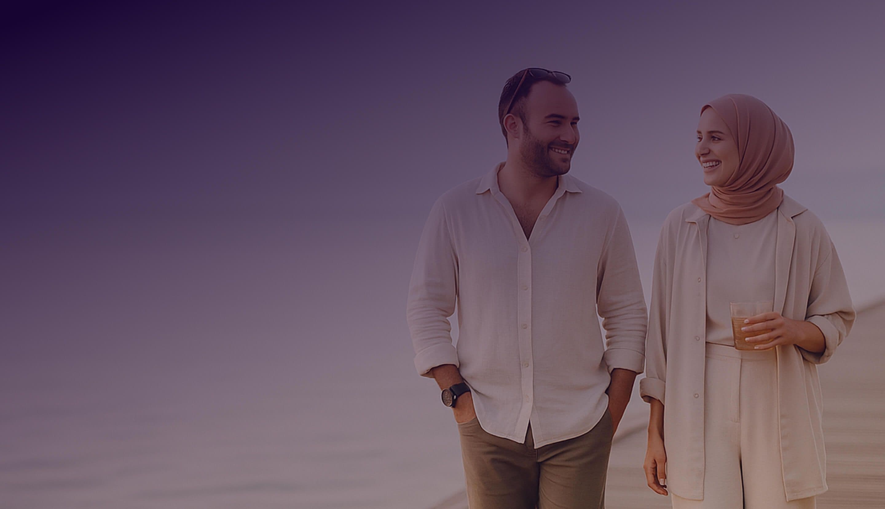 Couple walking and smiling / Desktop